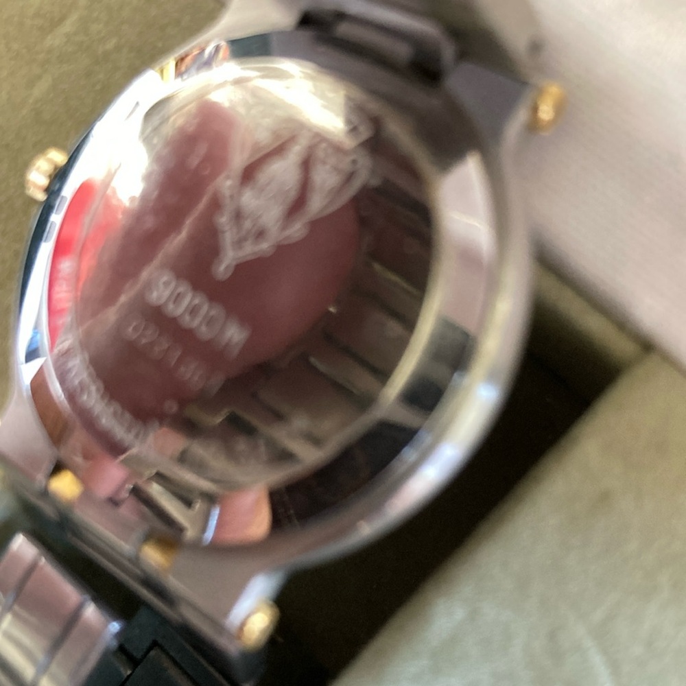 Gucci Gold and Silver 9000M Watch - Picture 4 of 6